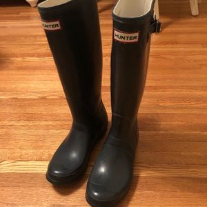 Tall Hunter navy rain boots.